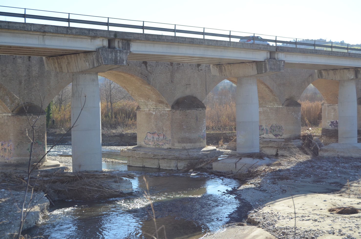 Ponte Ancaranese, montaggio barriere laterali 